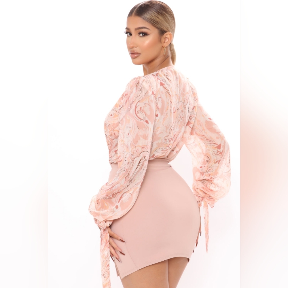 💘 NWT Fashion Nova Paisley Long Sleeve Deep V Bodysuit XL - Picture 5 of 12